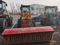 多台铲车对外出租，都是清雪专用车