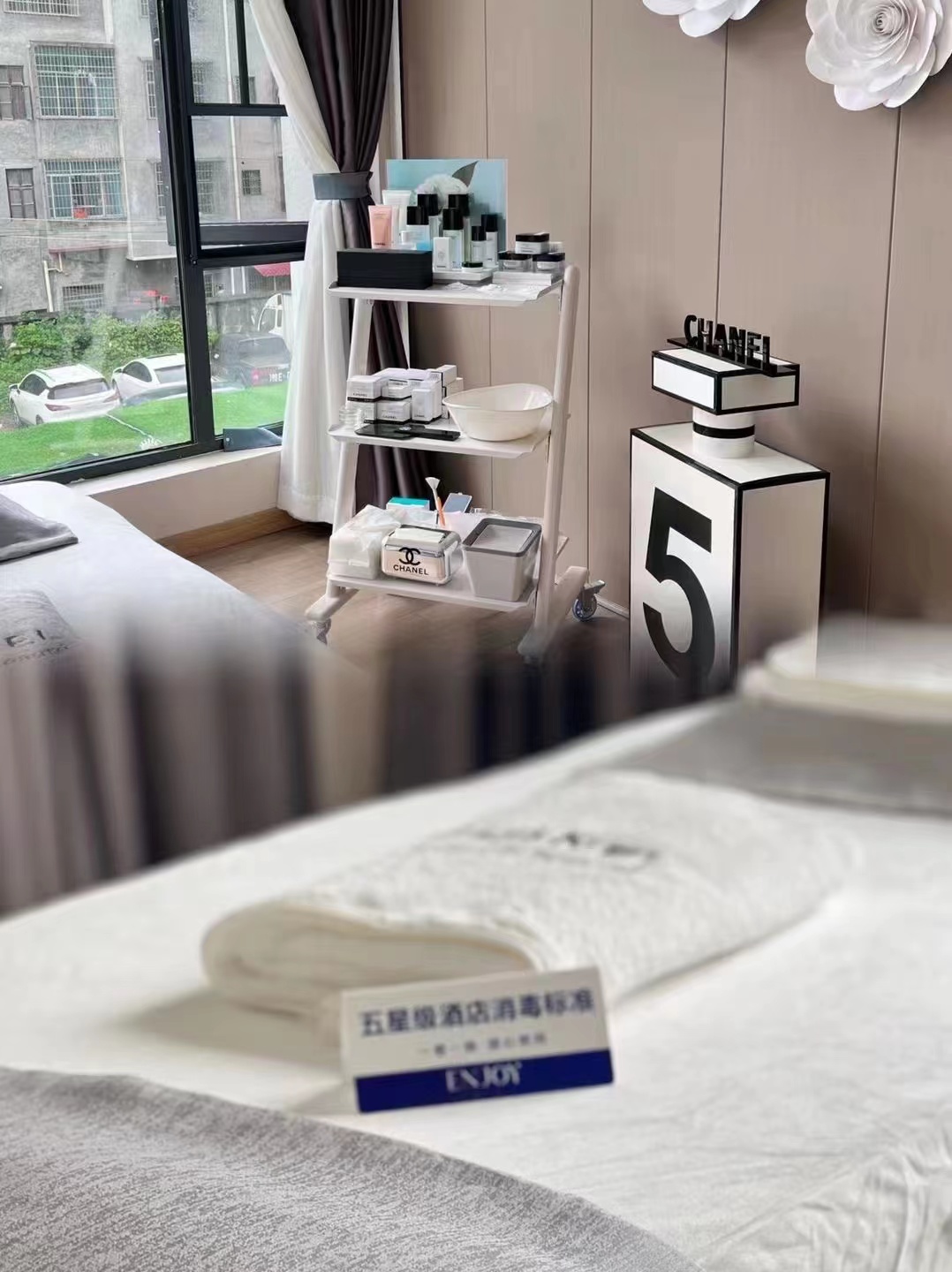 招聘 因工作需要美容店招聘店长2名 ，美容师5名，美甲美睫师